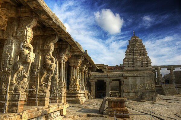 «Висящая» колонна индийского храма Лепакшми