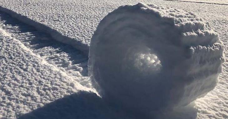На поле в Великобритании наблюдали редкое природное явление — снежные рулоны