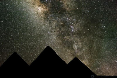 Пирамиды Гизы под ночным небом