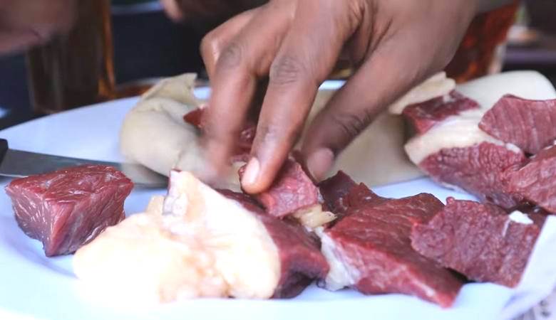 Необычная любовь жителей Эфиопии к сырому мясу