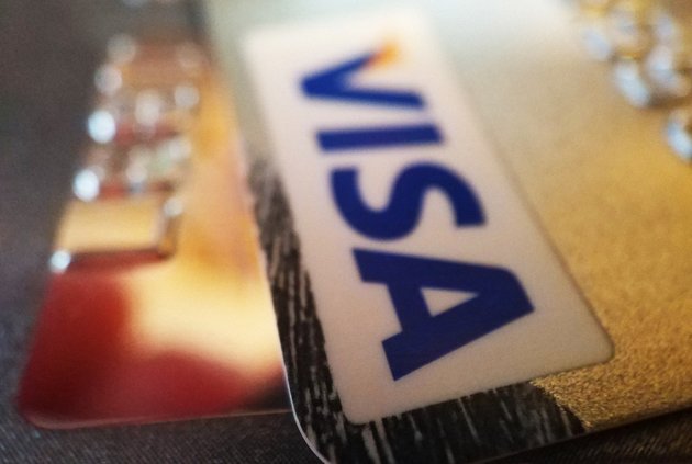 Visa запретила российским банкам выпускать контактные карты