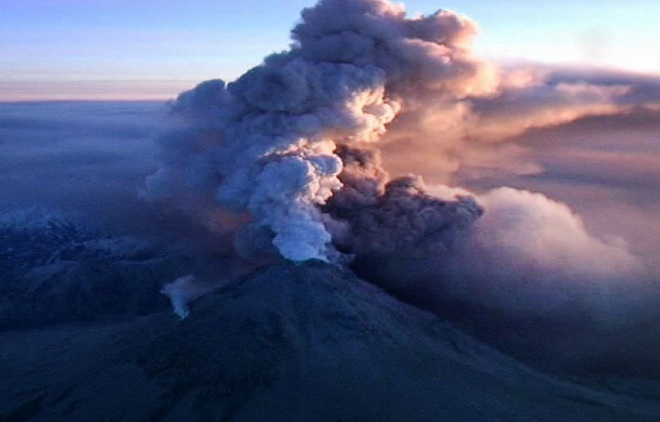 Десятикилометровый столб пепла выбросил вулкан Шивелуч на Камчатке