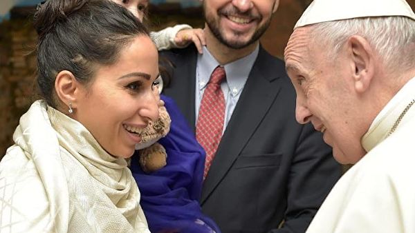 "Не грех, а добродетель": папа римский наградил звезду мужских журналов