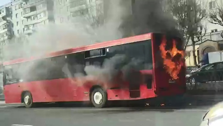 Автобус, вспыхнувший на улице в Казани, сняли на видео