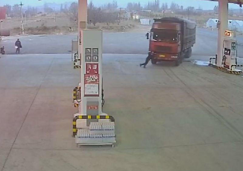Водитель сам попытался остановить уехавший от него грузовик на АЗС - ВИДЕО
