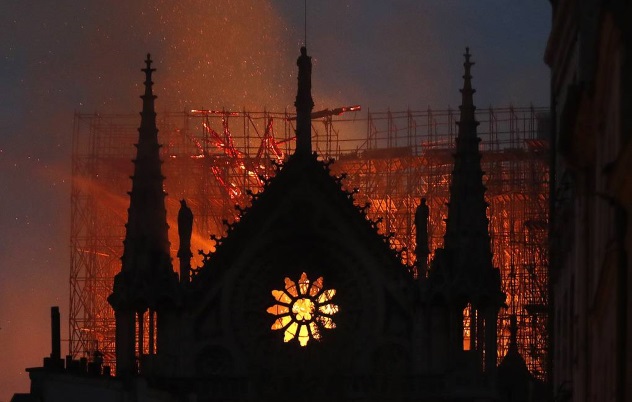 В РПЦ назвали пожар в соборе Нотр-Дам страшным знамением