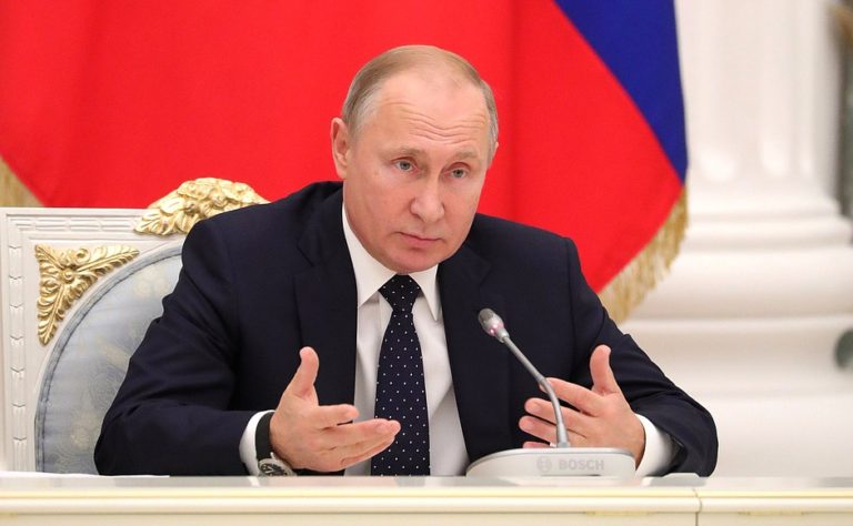 Путин призвал отказаться от революций при смене управленческой системы