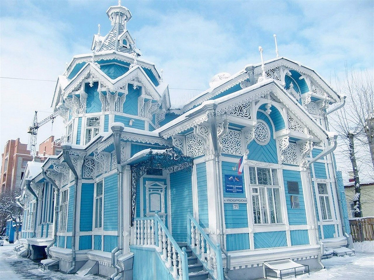 Красивый резной дом-терем купца Голованова в Томске.