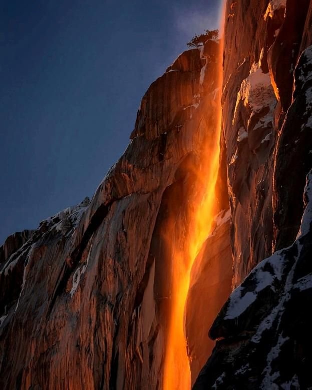 Водопад в Йосемитском национальном парке, Калифорния,США во время захода Солнца.