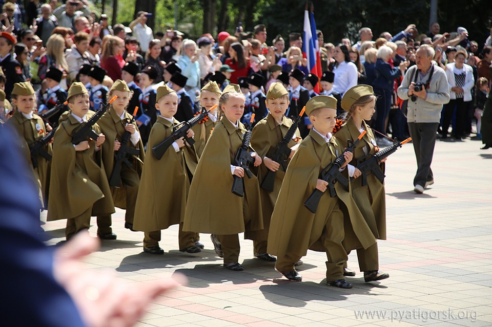 В Пятигорске детсадовцев переодели в красноармейцев и с оружием в руках выпустили колонной на площадь