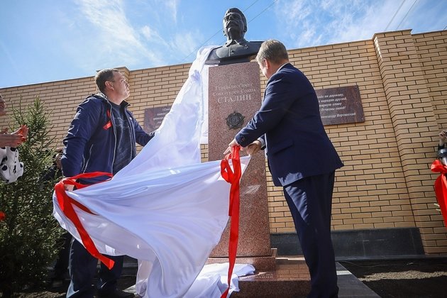 Памятник Сталину в Новосибирске открыли под крики «ура»