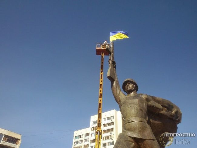 Молния срезала флаг Украины с памятника Воину-освободителю