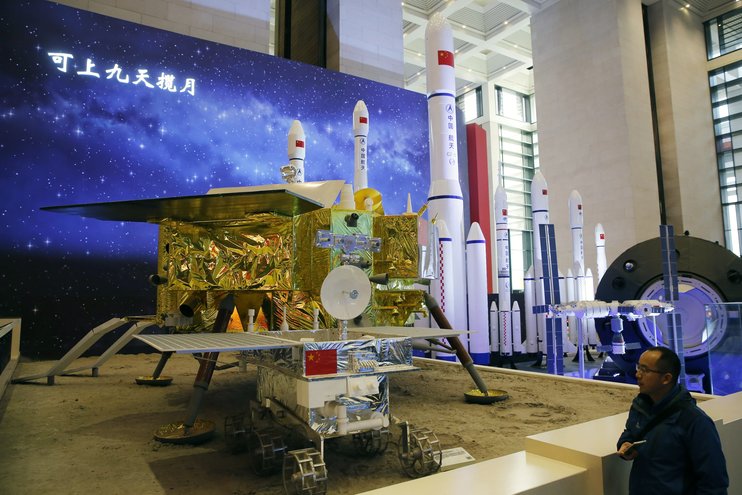 Китайский луноход "Юйту-2" нашел доказательства существования мантии Луны