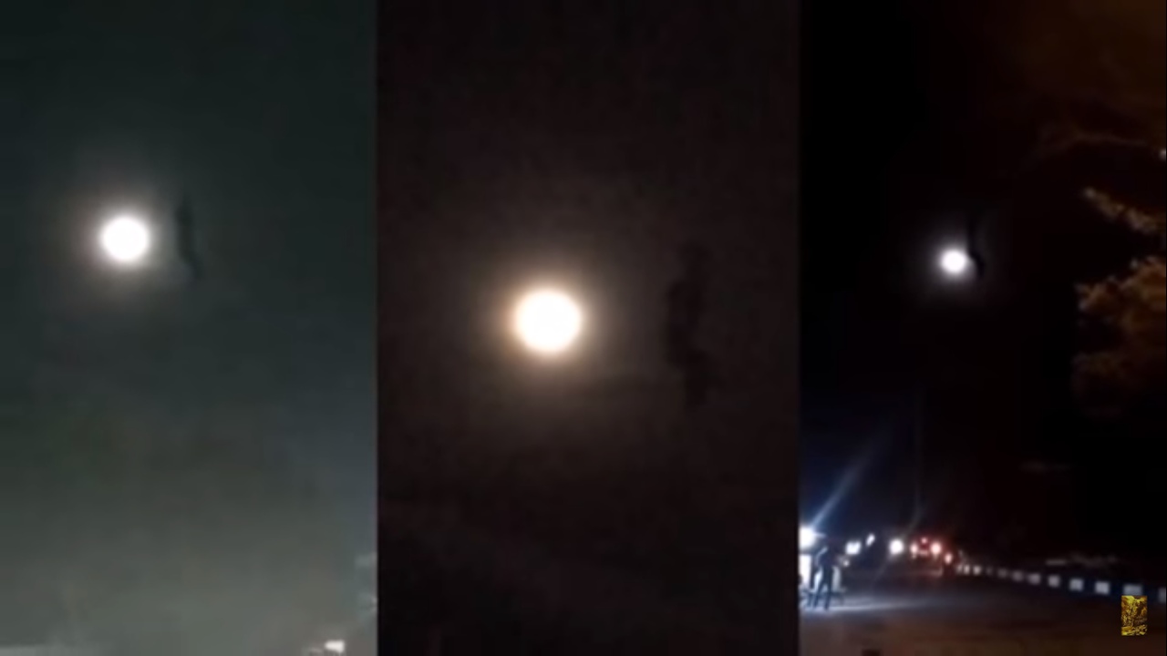 На фоне Луны завис странный объект