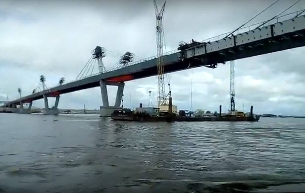 Состыкованы российская и китайская части моста через реку Амур.