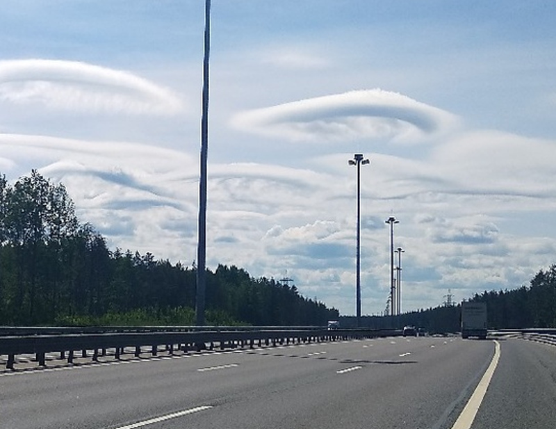 Эскадрон НЛО завис над КАД. В Петербурге наблюдают редкое явление