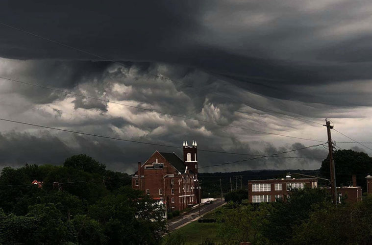 Это штормовое облако выглядит как из фильма ужасов
