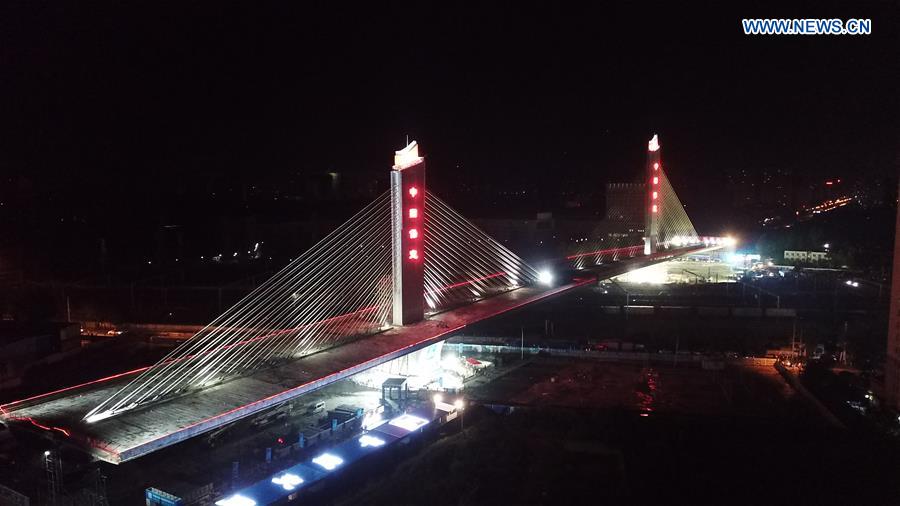 В Китае за час с небольшим развернули вантовый мост весом 46 тысяч тонн (видео)