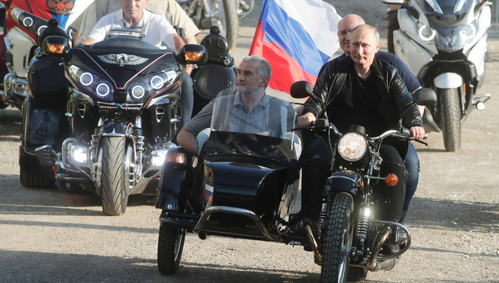 Путин приехал на крымское шоу "Ночных волков" на "Урале" с коляской и триколором