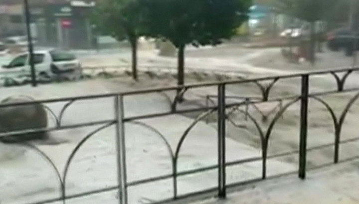 На Мадрид обрушились ливни с градом: потоки воды уносят машины