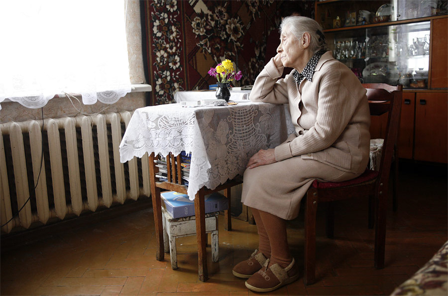 Минтруд предложил устраивать одиноких стариков в приемные семьи