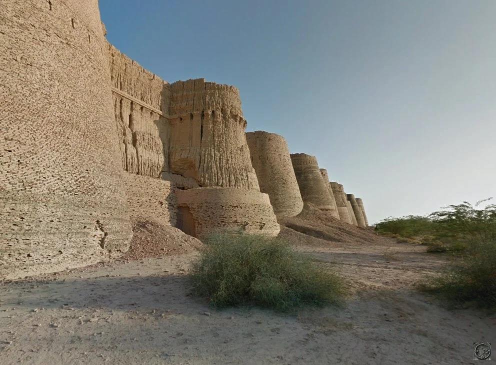 Грандиозная крепость посреди пустыни — форт Деравар в Пакистане