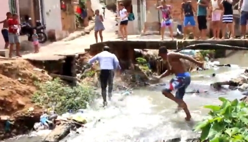 УРОКИ ДЕМОКРАТИИ... Бразильцы купают своего мэра в канализации. (ВИДЕО)