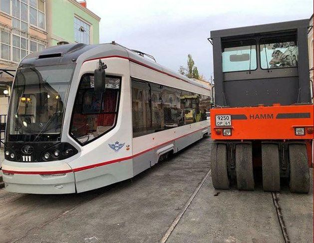 А тем временем в Ростове-на-Дону чиновники перед приездом патриарха закатали трамвайные рельсы в асфальт.