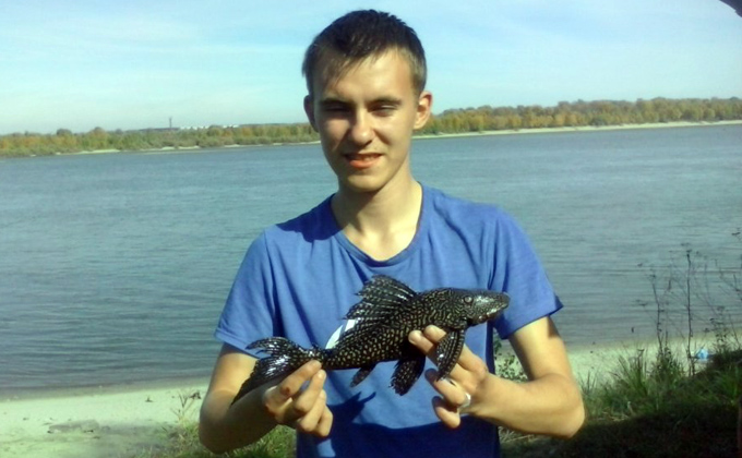 Житель Новосибирска голыми руками поймал рычащую пятнистую рыбу