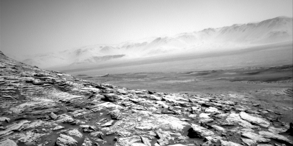 Curiosity отправил мрачный снимок пустынного пейзажа Марса
