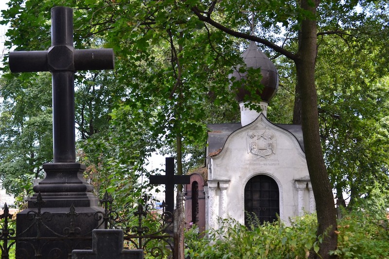 Зачем на российских кладбищах фотографируют надгробия