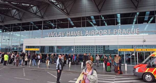 Аэропорт Праги, который в очередной раз развенчал миф о европейской «культуре». Про пороки, возведённые в ранг достоинств