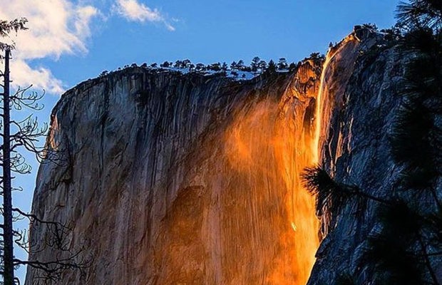 Солнце «превратило» калифорнийский водопад в огненный поток