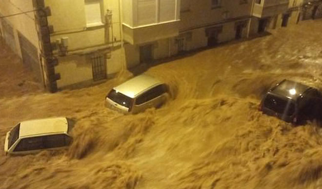 Внезапное наводнение заблокировало людей в домах в испанском городе Рейноса