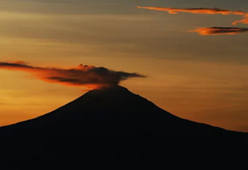 В Мексике произошло извержение вулкана - столб пепла достиг высоты 3 км