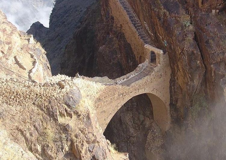 Мост на высоте в 2000 метров, который можно сломать за несколько минут, но он не рушится несколько веков