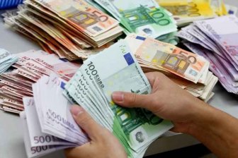 Российские банки вводят комиссии за обслуживание счетов в евро