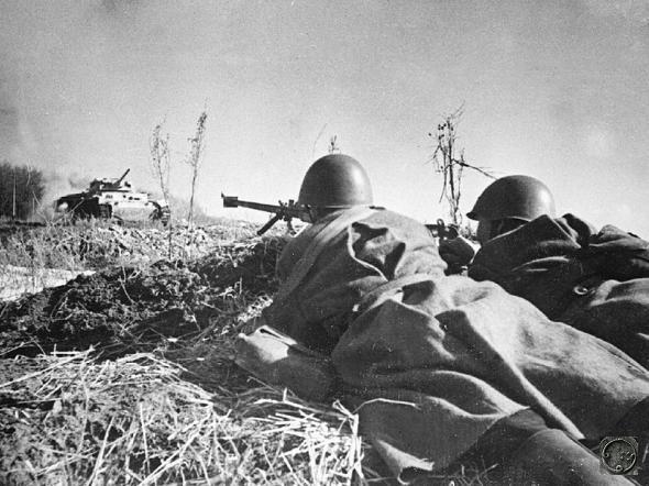 Советские бронебойщики ведут бой с немецкими танками в районе Прохоровки. Курская дуга. Июль 1943 года.