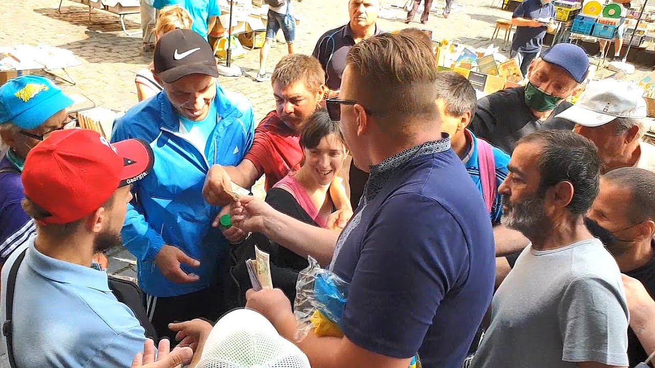 Немец в центре Львова раздавал деньги туземцам и заставлял их становиться на колени
