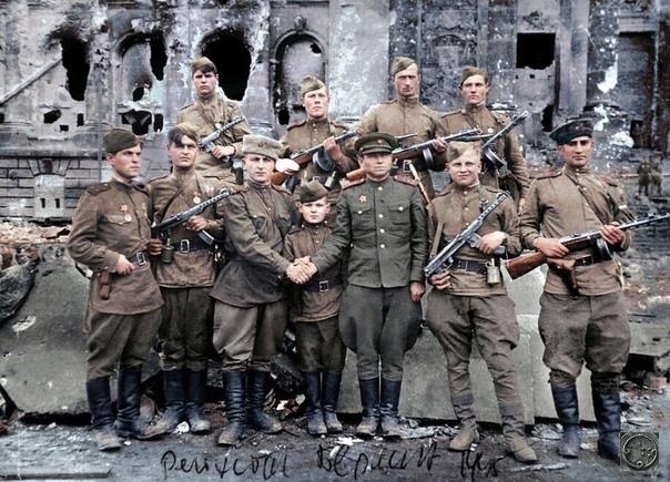 «Те, кто брaл Берлин!» Советские воины у стен Рейхстага. Германия. 1945 г. Вторая мировая. Колоризированное фото.