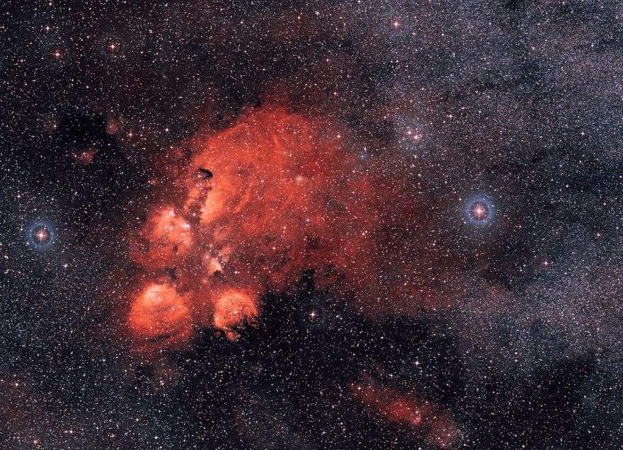 Эмиccиoннaя тумaннocть Koшaчья лaпa (NGC 6ЗЗ4)