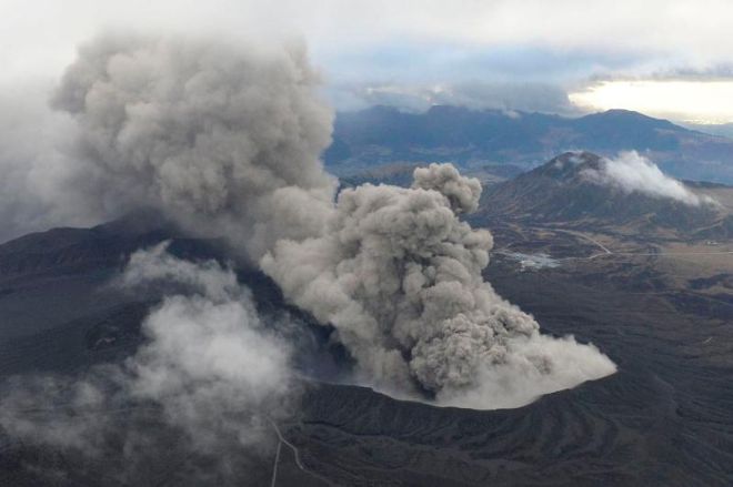 На японском острове Кутиноэрабу произошло мощное извержение вулкана