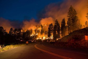 Некоторые американцы уверены, что леса в Калифорнии горят из-за поджога лазерным оружием