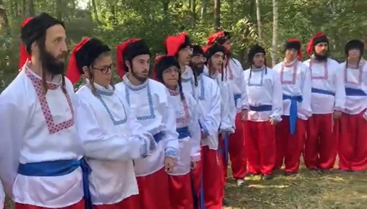 Хасиды в шароварах и вышиванках спели гимн Украины (не помогло)