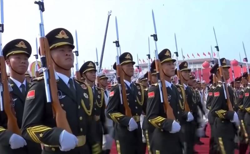 «Боевые крики и танцы»: индийские СМИ о мощи китайской армии