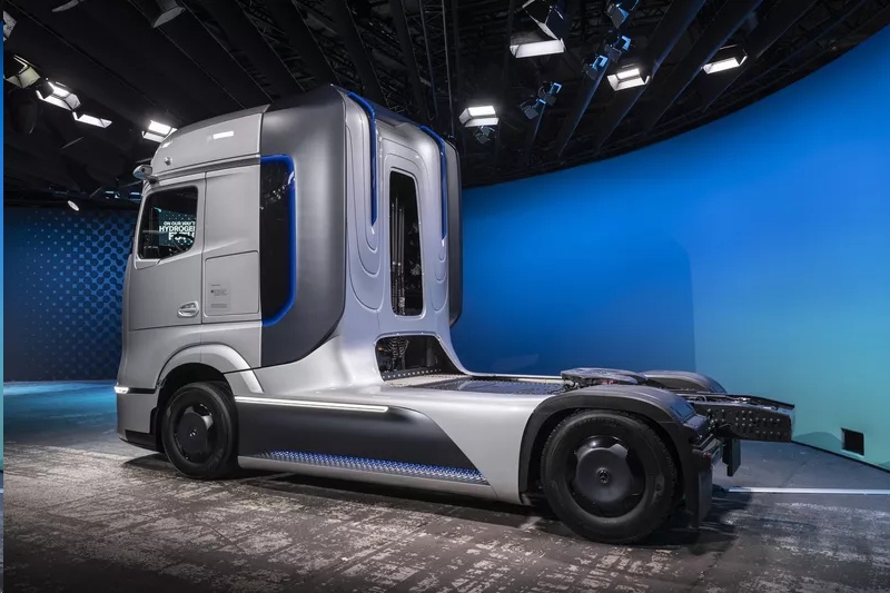 Водородный грузовик Mercedes-Benz получил запас хода 1000 км