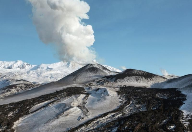 Вулкан на Камчатке выбросил столб пепла на 7,5 километров