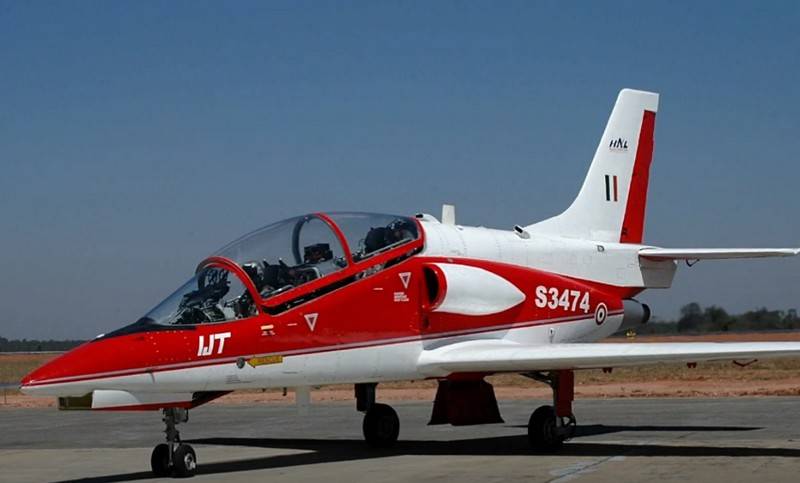 Индийский учебно-тренировочный самолёт HJT-36 Sitara научили делать «бочку»