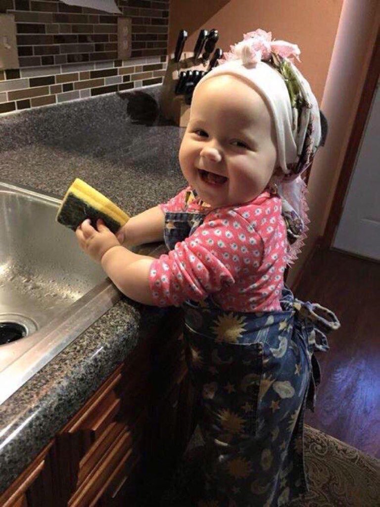Единственный возраст - когда мытье посуды в удовольствие