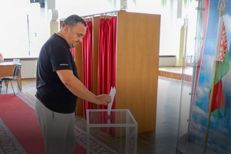 Люди отдали голоса сторожу на выборах главы — тревожная тенденция для чиновников